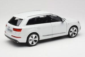 Audi Q7 4M Vit Minichamps 1:18 110014000 Metall — bild 3 av 8