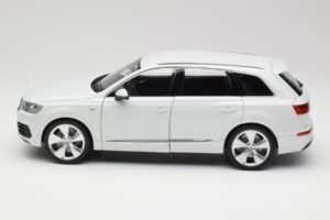 Audi Q7 4M Vit Minichamps 1:18 110014000 Metall — bild 4 av 8