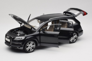 Audi Q7 Svart Kyosho 1:18 09221BK Metall — bild 2 av 8