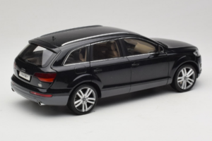 Audi Q7 Svart Kyosho 1:18 09221BK Metall — bild 3 av 8