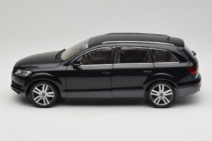 Audi Q7 Svart Kyosho 1:18 09221BK Metall — bild 4 av 8