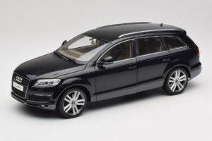 Audi Q7 Svart Kyosho 1:18 09221BK Metall
