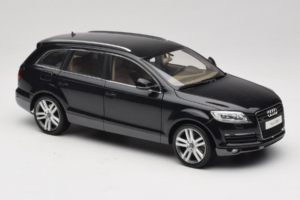 Audi Q7 Svart Kyosho 1:18 09221BK Metall — bild 6 av 8