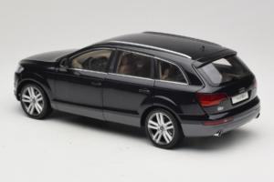 Audi Q7 Svart Kyosho 1:18 09221BK Metall — bild 7 av 8