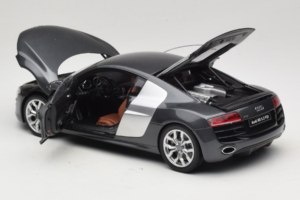 Audi R8 5.2 FSI Quattro Daytona Grey Kyosho 1:18 09216DG Metall — bild 5 av 7
