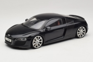 Audi R8 Svart Kyosho 1:18 09213BK Metall