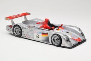 Audi R8 LMP900 #8 Audi Sport Team Joest F. Biela / E. Pirro / T. Kristensen 24 Hours of Le Mans 2000 Maisto 1:18 38899 Metall — bild 4 av 6
