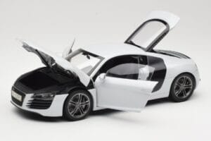 Audi R8 Type 42 Suzuka Grey Kyosho 1:18 09213SG Metall — bild 2 av 8