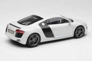 Audi R8 Type 42 Suzuka Grey Kyosho 1:18 09213SG Metall — bild 3 av 8