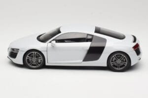 Audi R8 Type 42 Suzuka Grey Kyosho 1:18 09213SG Metall — bild 4 av 8