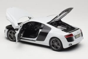 Audi R8 Type 42 Suzuka Grey Kyosho 1:18 09213SG Metall — bild 5 av 8