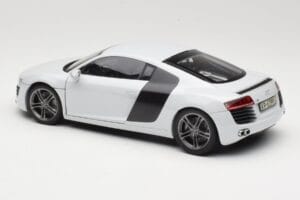 Audi R8 Type 42 Suzuka Grey Kyosho 1:18 09213SG Metall — bild 7 av 8