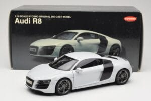 Audi R8 Type 42 Suzuka Grey Kyosho 1:18 09213SG Metall — bild 8 av 8