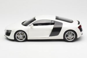 Audi R8 Type 42 Vit Kyosho 1:18 09213W Metall — bild 4 av 8