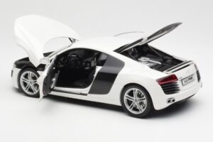 Audi R8 Type 42 Vit Kyosho 1:18 09213W Metall — bild 5 av 8