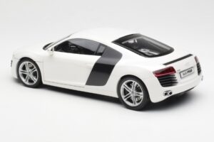 Audi R8 Type 42 Vit Kyosho 1:18 09213W Metall — bild 7 av 8