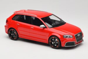 Audi RS3 8P Sportback Röd DNA 1:18 DNA000056 Resin — bild 4 av 6