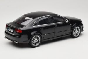 Audi RS4 B7 Sedan Phantom Black Minichamps 1:18 5010509115 Metall — bild 3 av 8