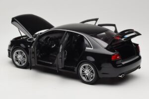 Audi RS4 B7 Sedan Phantom Black Minichamps 1:18 5010509115 Metall — bild 5 av 8