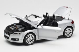 Audi TT 8J Roadster Ljussilver Minichamps 1:18 5010500515 Metall — bild 2 av 8