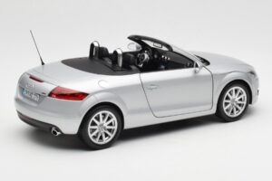 Audi TT 8J Roadster Ljussilver Minichamps 1:18 5010500515 Metall — bild 3 av 8