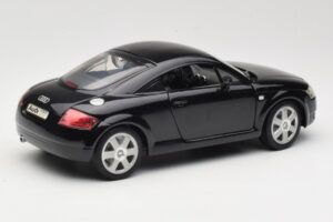 Audi TT 8N Svart Revell 1:18 08953 Metall — bild 3 av 8