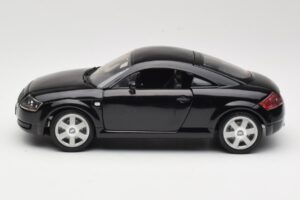 Audi TT 8N Svart Revell 1:18 08953 Metall — bild 4 av 8