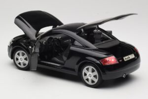 Audi TT 8N Svart Revell 1:18 08953 Metall — bild 5 av 8