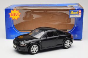 Audi TT 8N Svart Revell 1:18 08953 Metall — bild 8 av 8