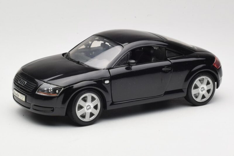 Audi TT 8N Svart Revell 1:18 08953 Metall