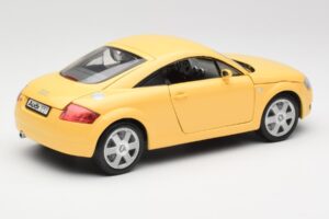 Audi TT 8N Gul Revell 1:18 08954-M1 Metall — bild 3 av 8
