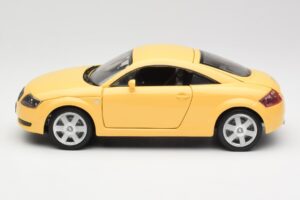 Audi TT 8N Gul Revell 1:18 08954-M1 Metall — bild 4 av 8