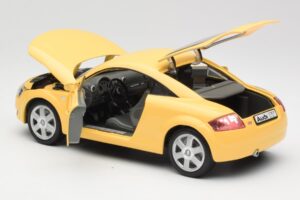 Audi TT 8N Gul Revell 1:18 08954-M1 Metall — bild 5 av 8
