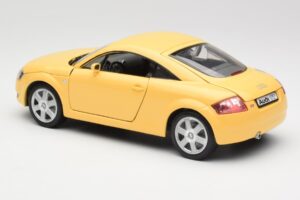 Audi TT 8N Gul Revell 1:18 08954-M1 Metall — bild 7 av 8