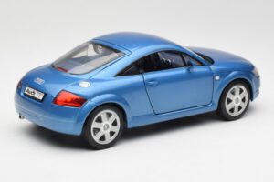Audi TT 8N Blå Revell 1:18 8954 Metall — bild 3 av 8