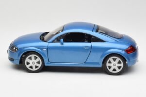 Audi TT 8N Blå Revell 1:18 8954 Metall — bild 4 av 8
