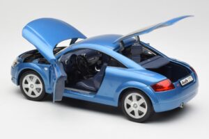 Audi TT 8N Blå Revell 1:18 8954 Metall — bild 5 av 8