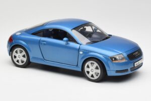 Audi TT 8N Blå Revell 1:18 8954 Metall — bild 6 av 8