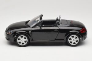 Audi TT 8N Roadster Svart Revell 1:18 8980 Metall — bild 4 av 8