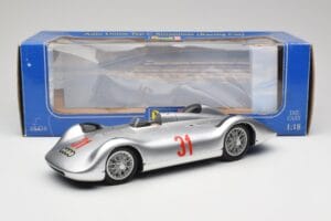 Auto Union Typ C Stromlinie #31 B. Rosemeyer 1937 Silver Revell 1:18 08436 Metall — bild 8 av 8
