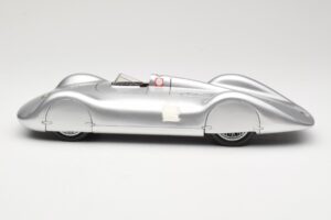 Auto Union Type C Streamliner #72 B. Rosemeyer World Record 1937 Revell 1:18 08420 Metall — bild 3 av 6