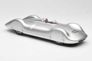 Auto Union Type C Streamliner #72 B. Rosemeyer World Record 1937 Revell 1:18 08420 Metall — bild 4 av 6