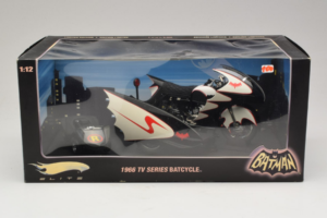 Batcycle & Sidecar Batman TV Series Hot Wheels 1:18 R0006 Metall — bild 2 av 2