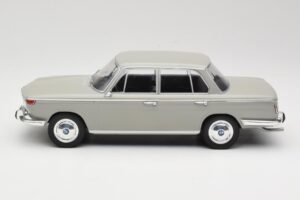 BMW 2000 TI Grå MCG 1:18 MCG18112 Metall — bild 3 av 6