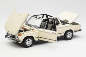 BMW 2002 Baur Cabriolet E10 Chamonix Vit AUTOart 1:18 70532 Metall — bild 2 av 8