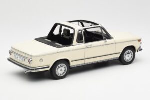 BMW 2002 Baur Cabriolet E10 Chamonix Vit AUTOart 1:18 70532 Metall — bild 3 av 8