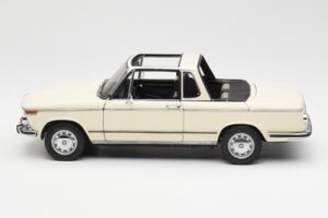 BMW 2002 Baur Cabriolet E10 Chamonix Vit AUTOart 1:18 70532 Metall — bild 4 av 8