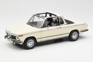 BMW 2002 Baur Cabriolet E10 Chamonix Vit AUTOart 1:18 70532 Metall