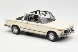 BMW 2002 Baur Cabriolet E10 Chamonix Vit AUTOart 1:18 70532 Metall — bild 6 av 8