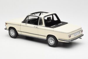 BMW 2002 Baur Cabriolet E10 Chamonix Vit AUTOart 1:18 70532 Metall — bild 7 av 8